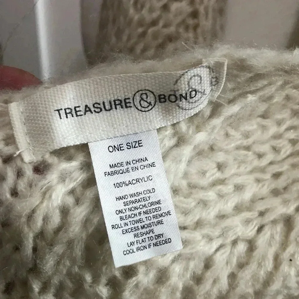 Treasure an Bond‎ white scarf.